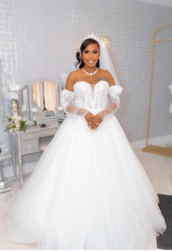 Off-shoulder tulle wedding ball gown with veil